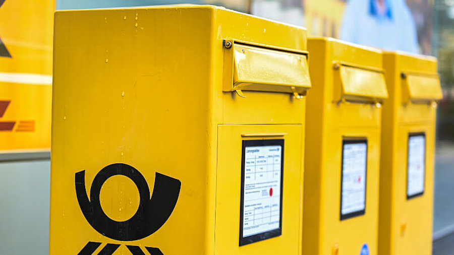 Mehrere Briefk&auml;sten mit dem Logo der Deutschen Post