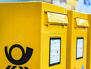 Mehrere Briefk&auml;sten mit dem Logo der Deutschen Post