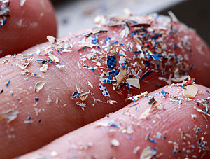 Kleine Plastikteilchen auf Hand