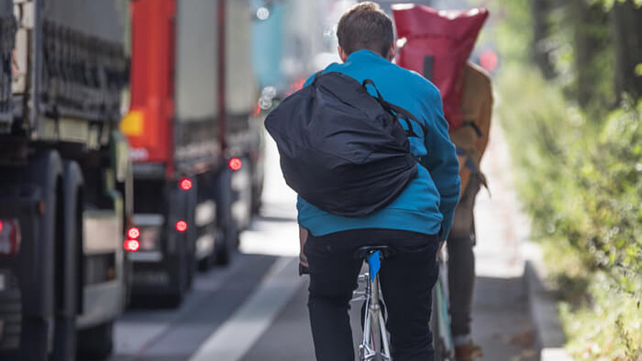 Radfahrer neben Lkw