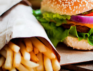 Burger und Pommes in der Nahaufnahme