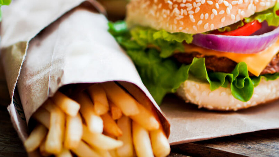 Burger und Pommes in der Nahaufnahme