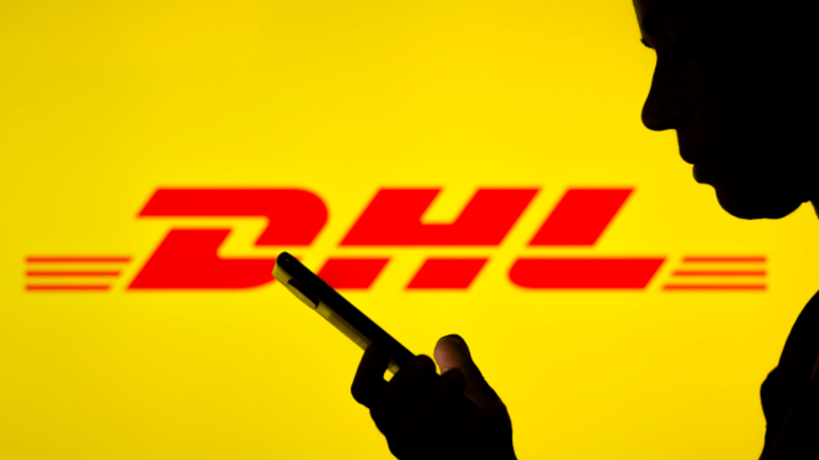 App: Handy-Nutzer vor einem DHL-Logo