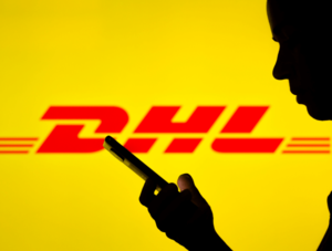 App: Handy-Nutzer vor einem DHL-Logo