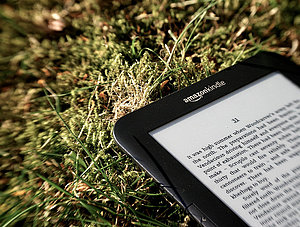 Amazon Kindle E-Book-Reader im Gras