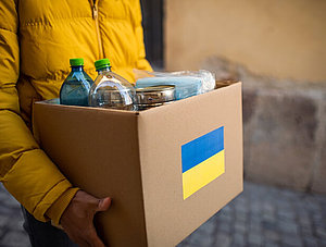 Paket mit Ukraine-Flagge