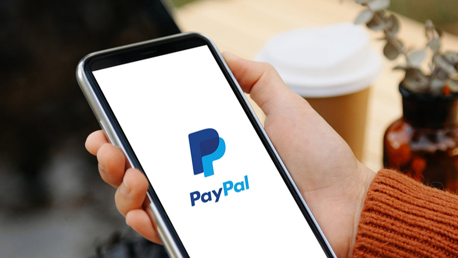 Smarphone in Hand mit Paypal-Logo