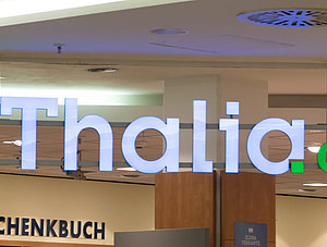 Logo der Buchhandelkette Thalia in einer Filiale