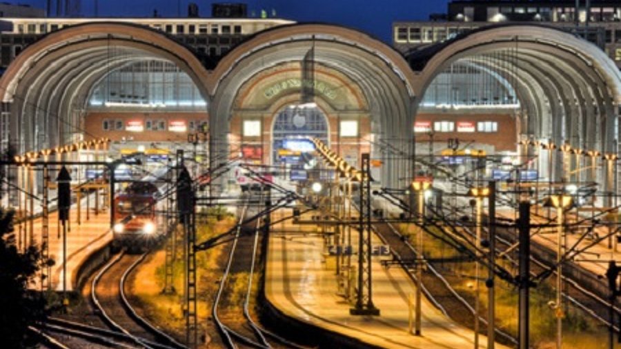 Bahnhof bei Nacht