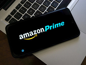 Amazon-Prime-Logo auf Smartphone