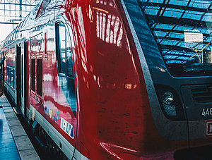 Regionalzug im Bahnhof