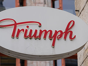 Triumph-Logo an Geb&auml;ude