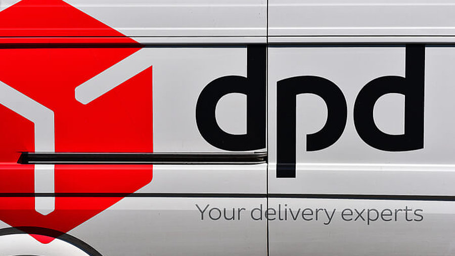 Logo des Logistikers DPD auf einem Transporter