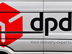 Logo des Logistikers DPD auf einem Transporter