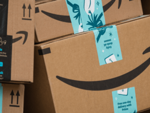 Amazon-Kartons auf einem Stapel