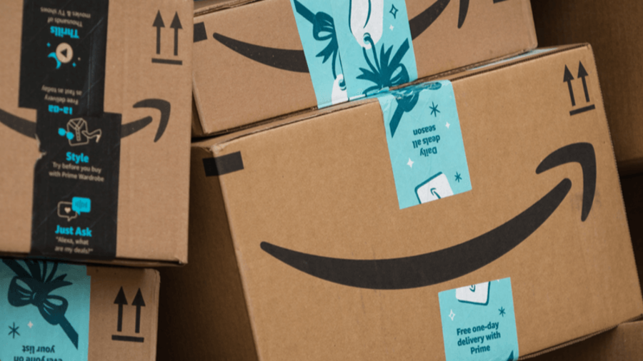 Amazon-Kartons auf einem Stapel