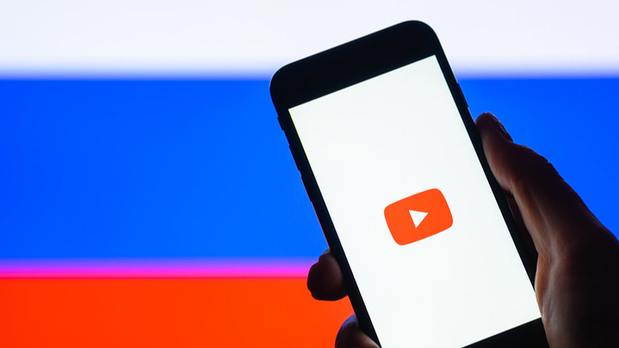 YouTube auf Smartphone vor Russland-Flagge