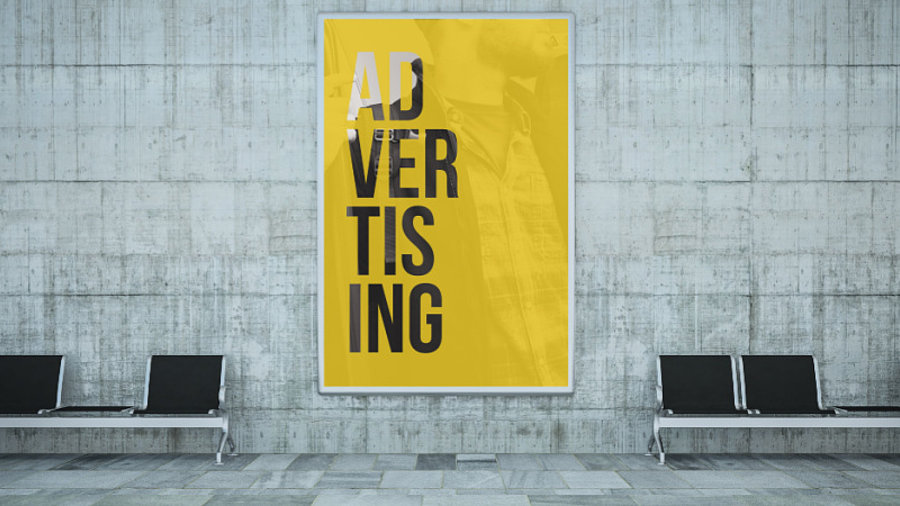 Plakat mit Aufschrift "Advertising" zwischen B&auml;nken