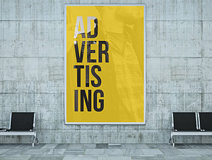 Plakat mit Aufschrift "Advertising" zwischen B&auml;nken