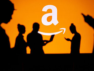 Menschen vor Amazon-Logo