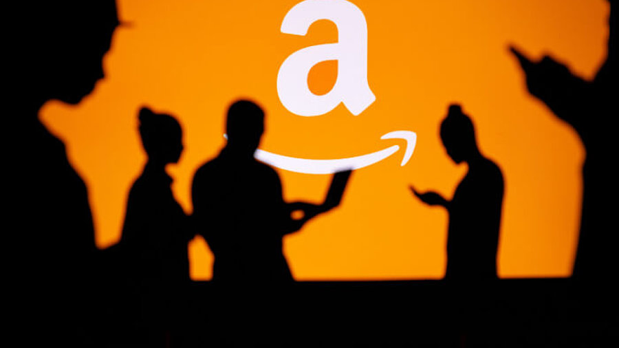 Menschen vor Amazon-Logo