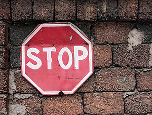 Stoppschild an einer alten Mauer