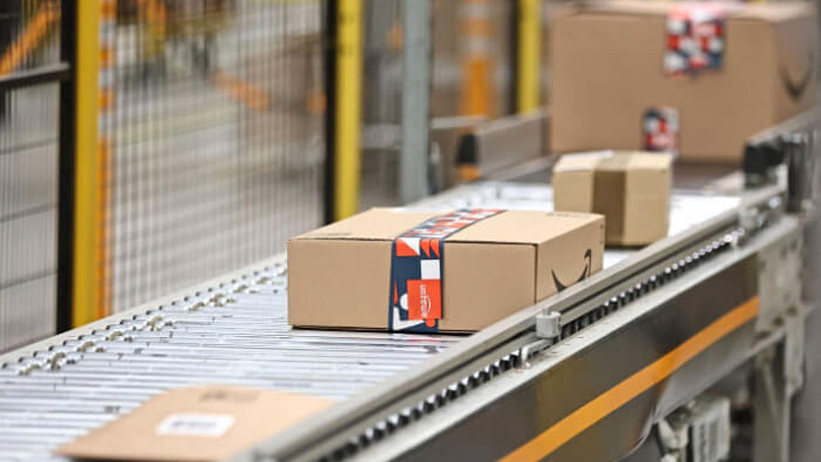 Logistik in einem Amazon-Logistikzentrum