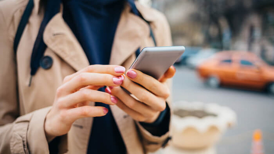 Frau mit Smartphone