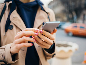 Frau mit Smartphone