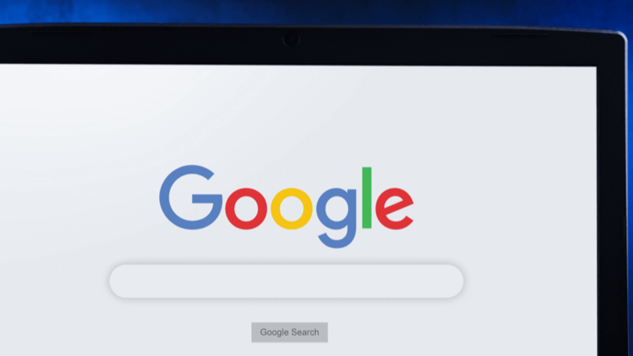 Google auf Laptop vor blauem Hintergrund