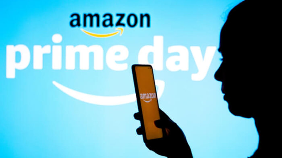 Frau vor einem Amazon-Prime-Day-Logo