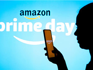 Frau vor einem Amazon-Prime-Day-Logo