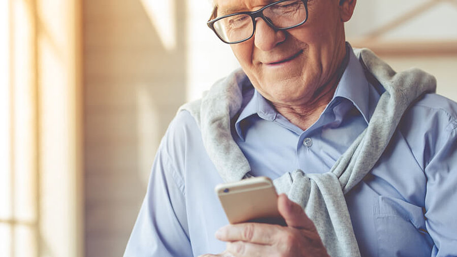 &auml;lterer Mann mit Smartphone