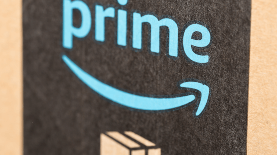 Amazon-Prime-Logo auf einem Karton