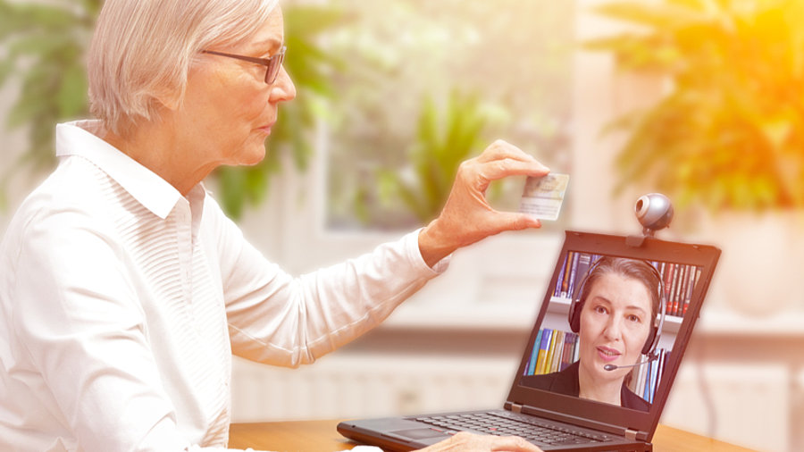 Frau identfiziert sich per Video am Laptop