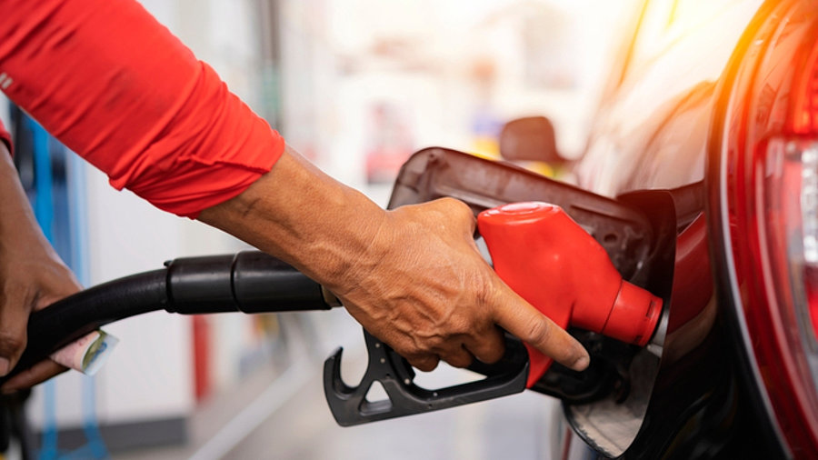 Auto wird an Tankstelle betankt