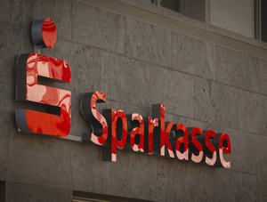 Logo der Sparkasse: Der Name der Bank wird aktuell vermehrt durch Betrüger missbraucht.