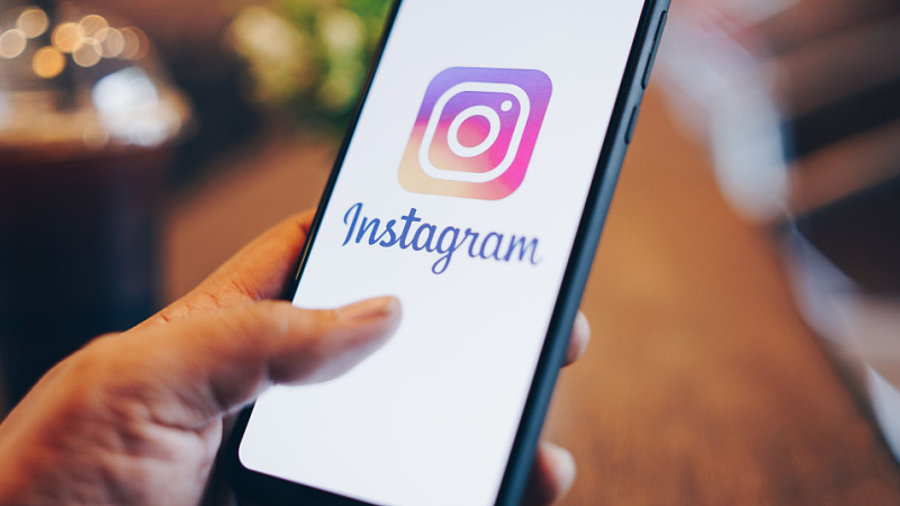 Auf Smartphone &ouml;ffnet sich die Instagram-App