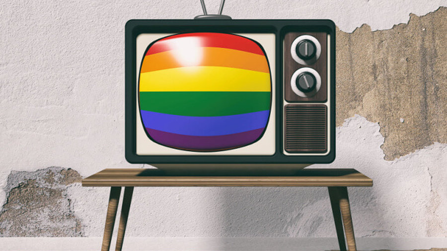 Queere Inhalte: Regenbogenfarben auf einem Fernseher