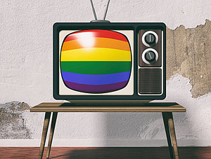 Queere Inhalte: Regenbogenfarben auf einem Fernseher