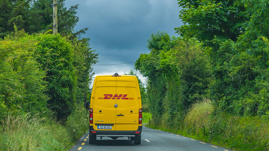 DHL Transporter auf Straße