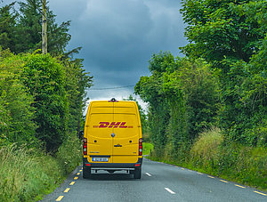 DHL Transporter auf Straße