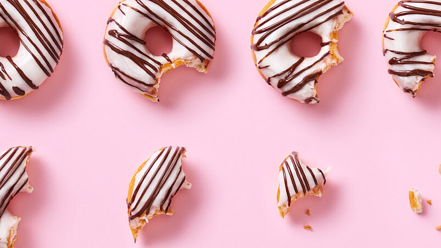 Schoko-Doughnut, der aufgegessen wird