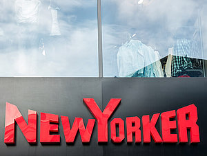 Logo der Modekette New Yorker an einem Geschäft