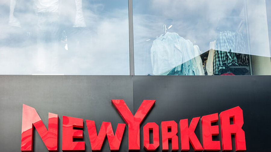 Logo der Modekette New Yorker an einem Geschäft