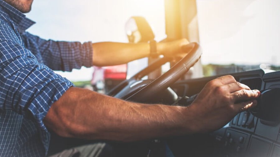 Fahrer am Steuer eines LKW