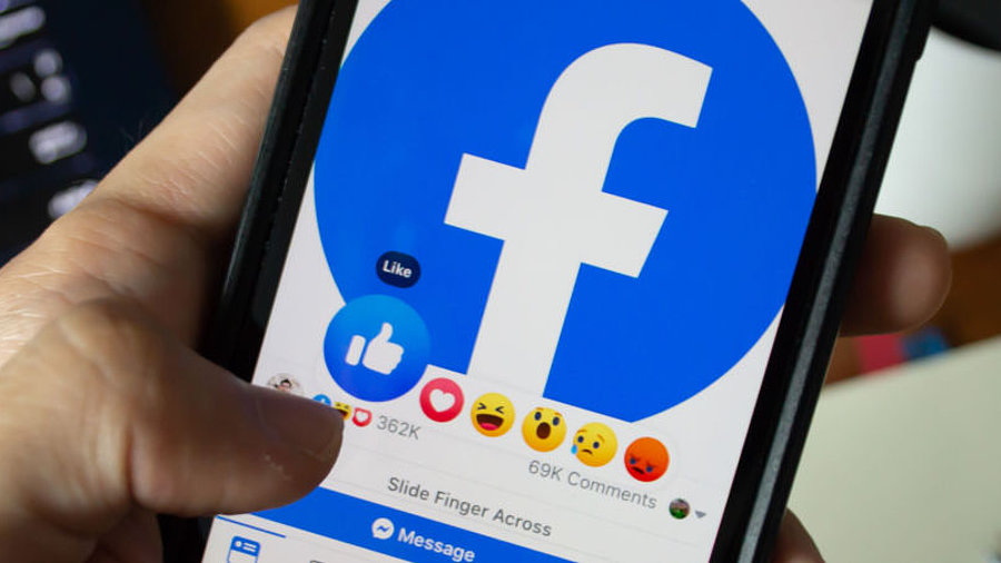 Person likt Beitrag auf Facebook auf Smartphone