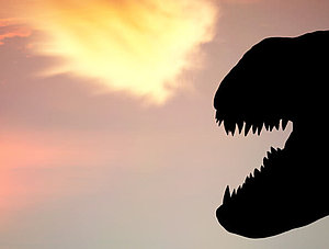 Dinosaurier vor brennendem Himmel