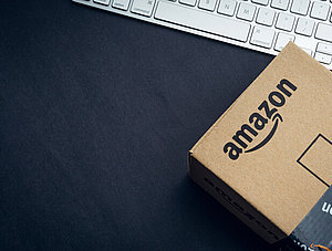 Amazon-Paket neben PC-Tastatur