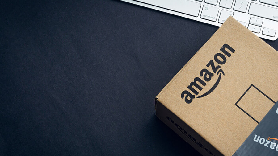 Amazon-Paket neben PC-Tastatur